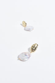 Metal Pod Pearl Earrings (Gold)