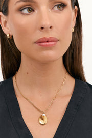 Metal Pod Mini Pearl Pendant Necklace (Gold)