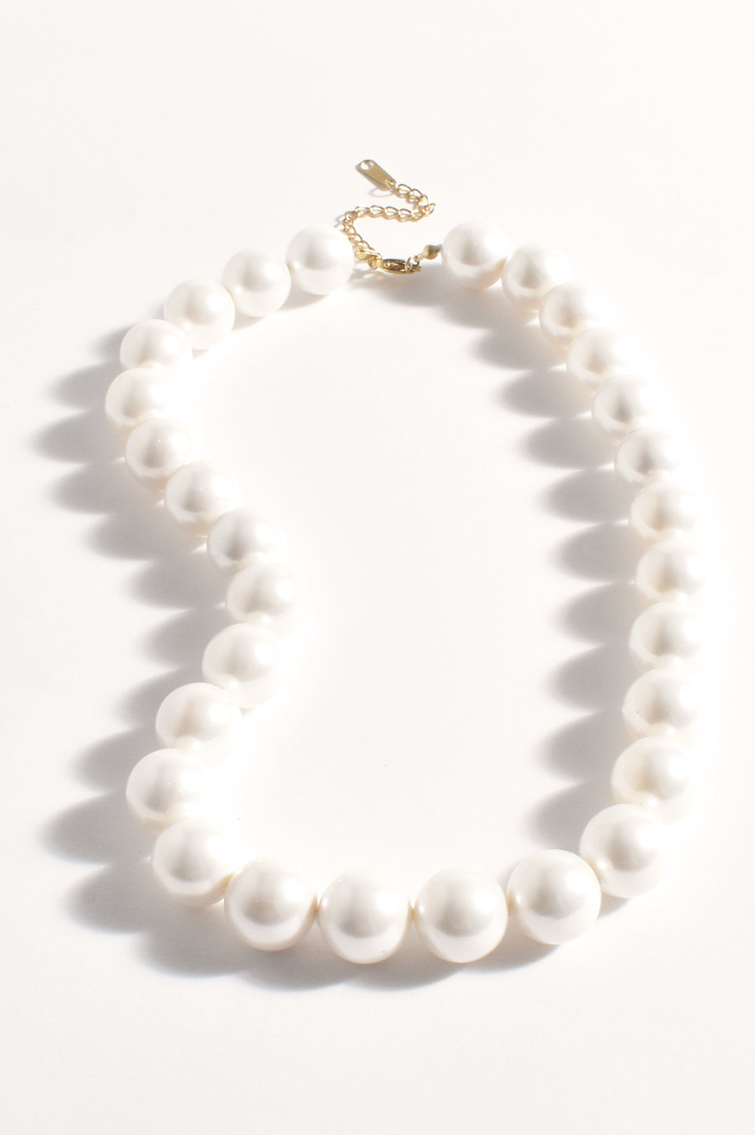 Chunky Faux Pearl Necklace in Pearl adorne